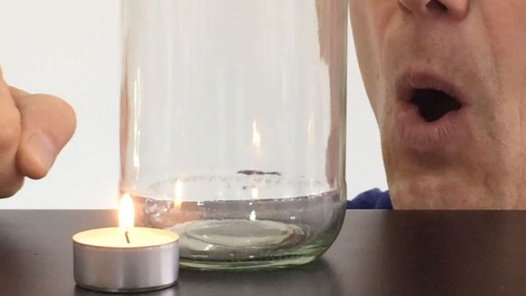 Experiment: Kerze hinter Flasche auspusten