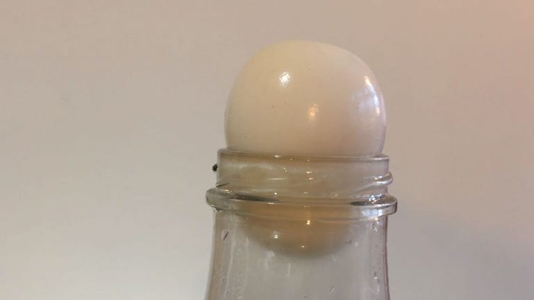 Experiment: Ei in die Flasche