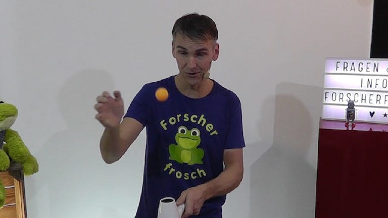 Experiment: Ball schebt im Luftstrom