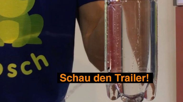 Experiment: Wo läuft das Wasser aus einer löchrigen Flasche?